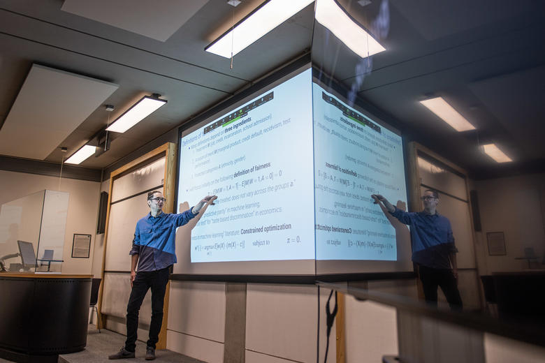 lecturer teaches economics